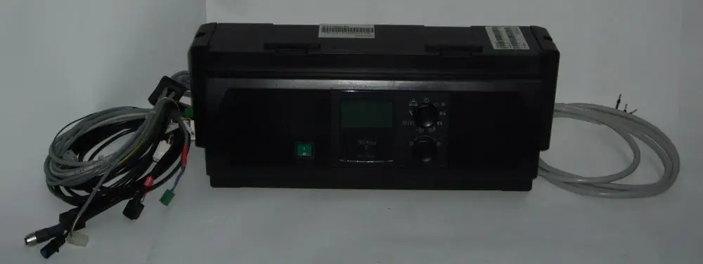 Daikin Elektronikgerät mit Display und verschiedenen Anschlusskabeln. Enthält Steuerelemente und wird zur Regelung genutzt. Neutraler Hintergrund.